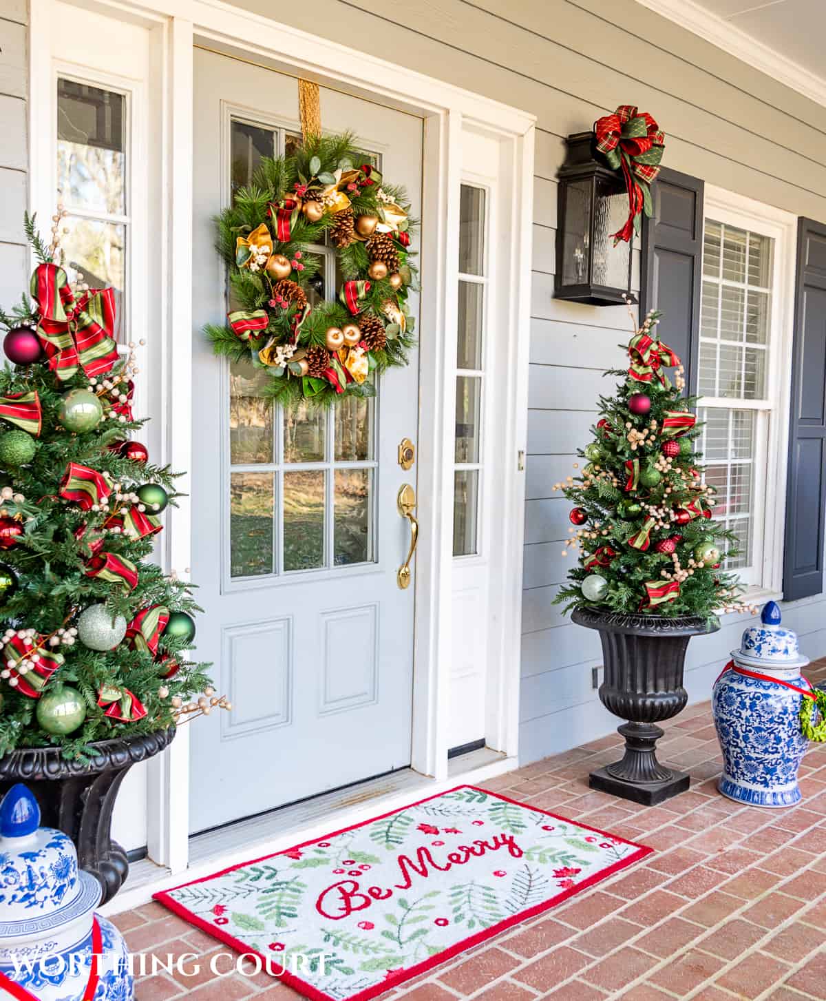 decorating christmas tree red and gold